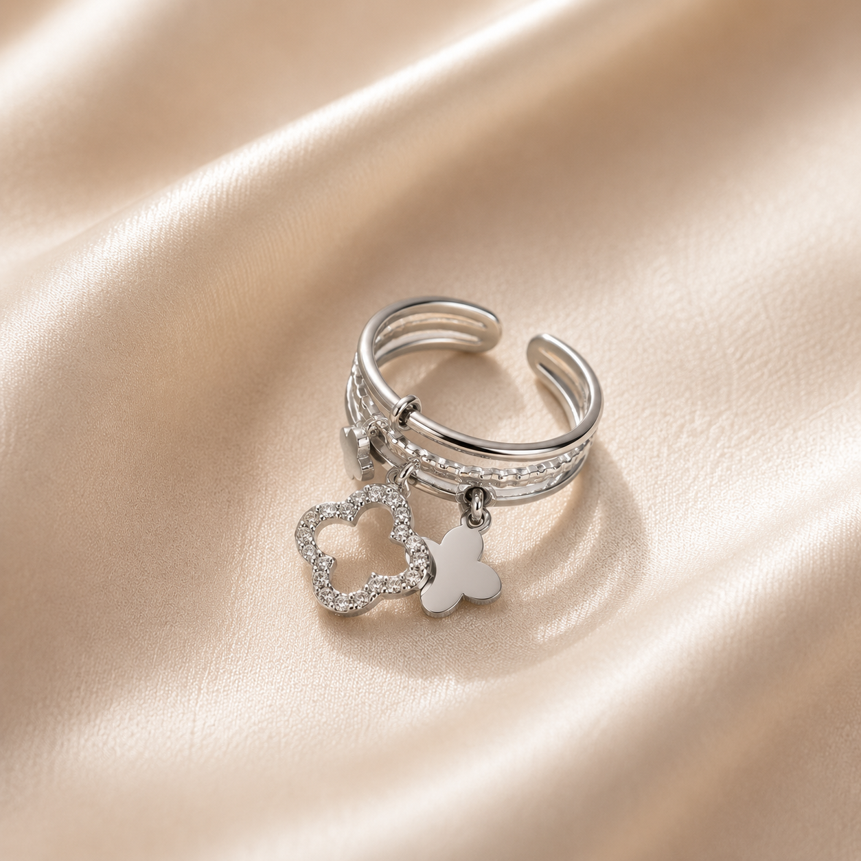 Bague Argentée Multi-Charms Trèfle – Ajustable