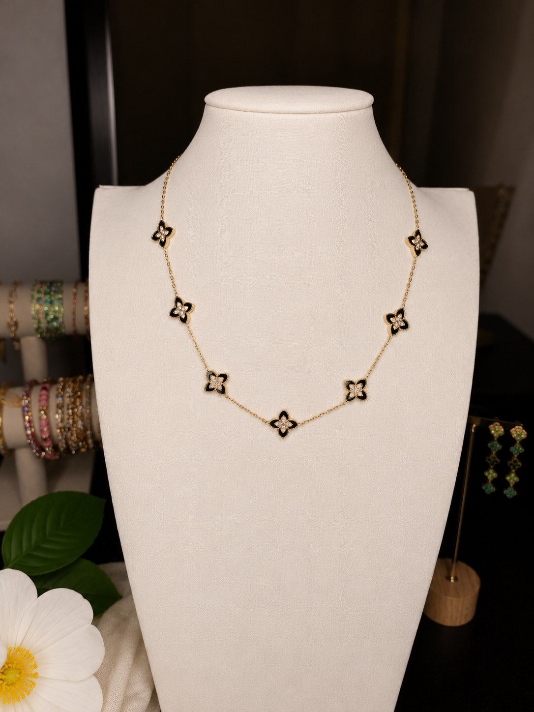Collier Noir Intemporel